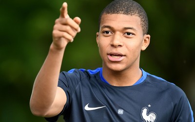 乐竞电竞-佩德里带伤上场真硬汉